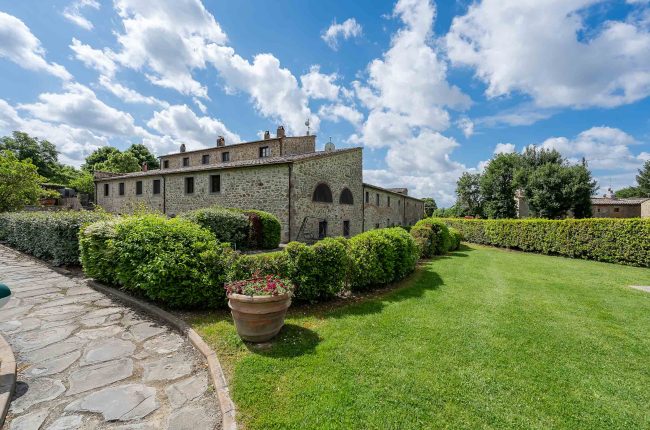 Appartamento con giardino e piscina ad uso comune