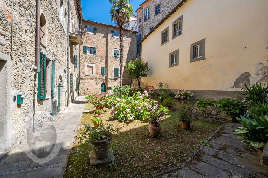 Apartment in the center with terrace