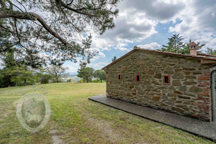 Farmhouse with lake view