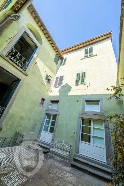 Apartment with courtyard and Dependance