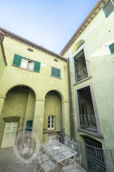 Apartment with courtyard and Dependance