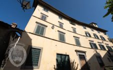 Apartment with courtyard and Dependance