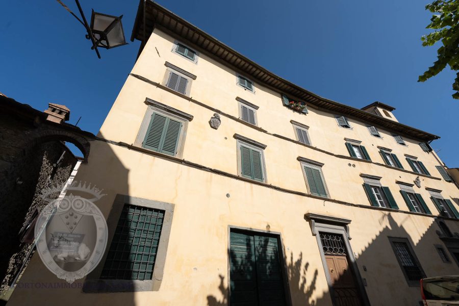 Apartment with courtyard and Dependance