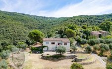 Farmhouse with view and annexes