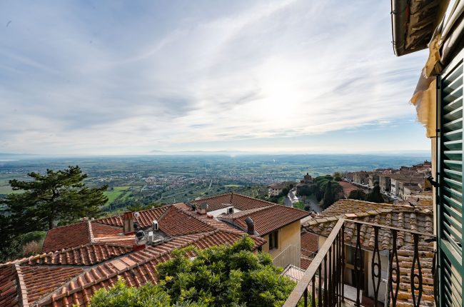 Apartment in the center with a view