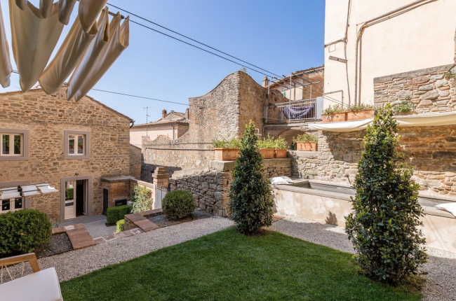 Appartamento in centro con giardino e piscina