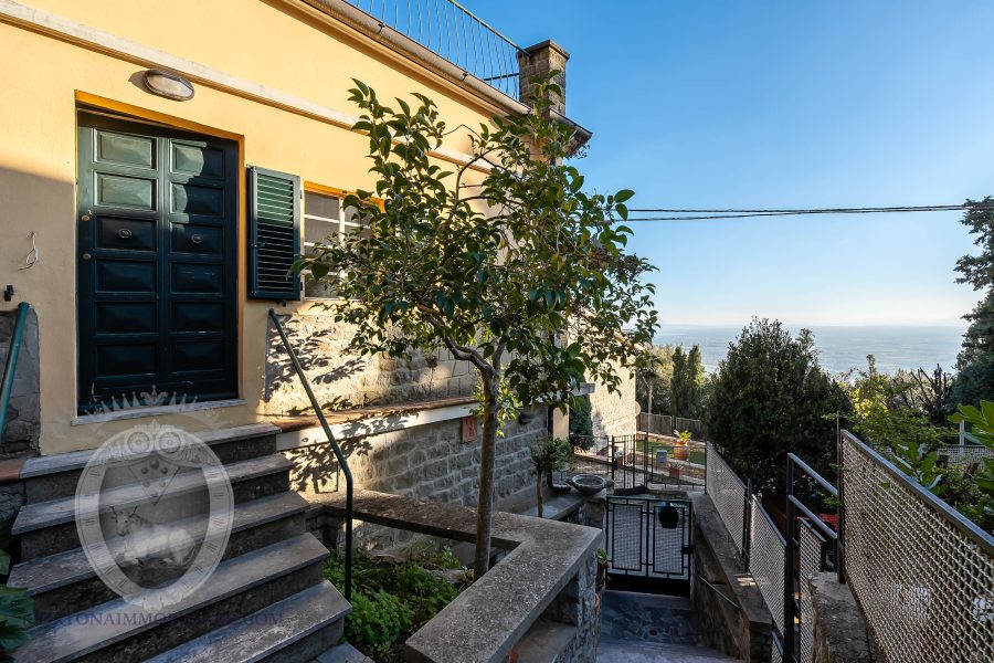 Casa indipendente con giardino e terrazza