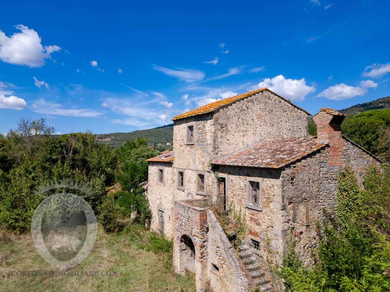 Colonica in pietra con annessi