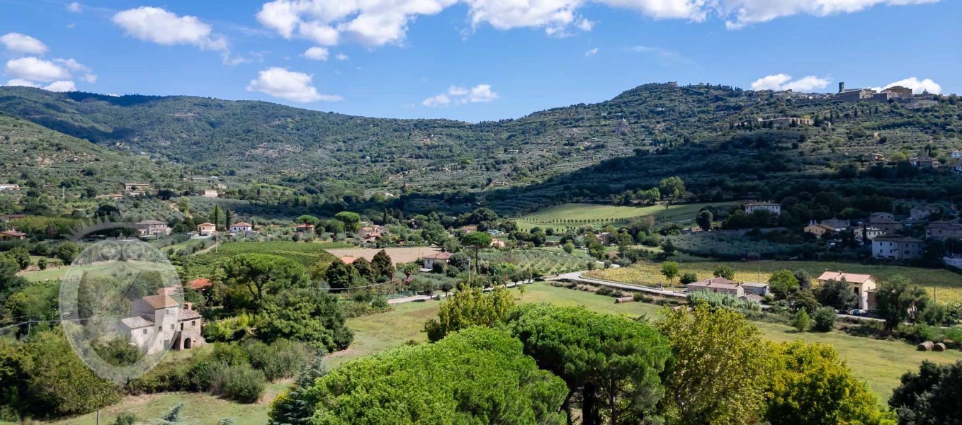 Colonica in pietra con annessi