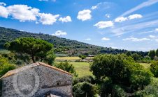 Colonica in pietra con annessi