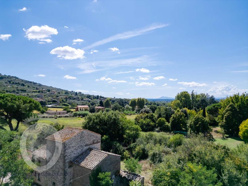 Colonica in pietra con annessi