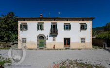 Villa con vista panoramica e terreno