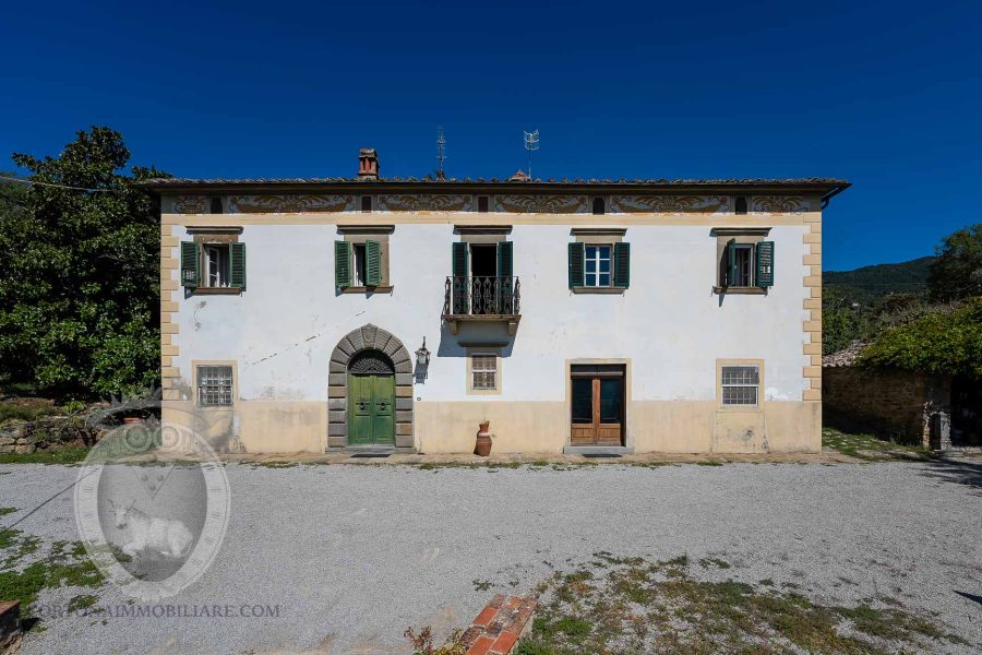 Villa con vista panoramica e terreno