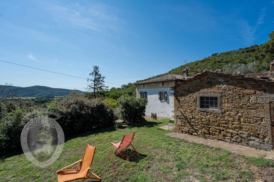 Villa con vista panoramica e terreno