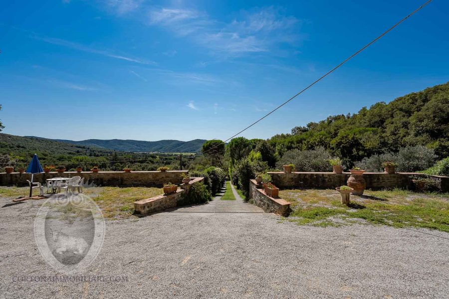 Villa con vista panoramica e terreno