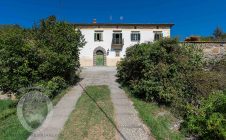 Villa con vista panoramica e terreno