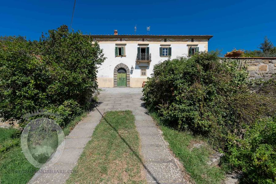 Villa con vista panoramica e terreno