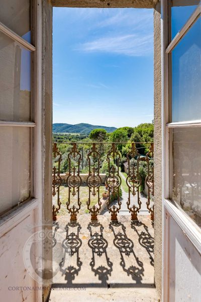 Villa con vista panoramica e terreno