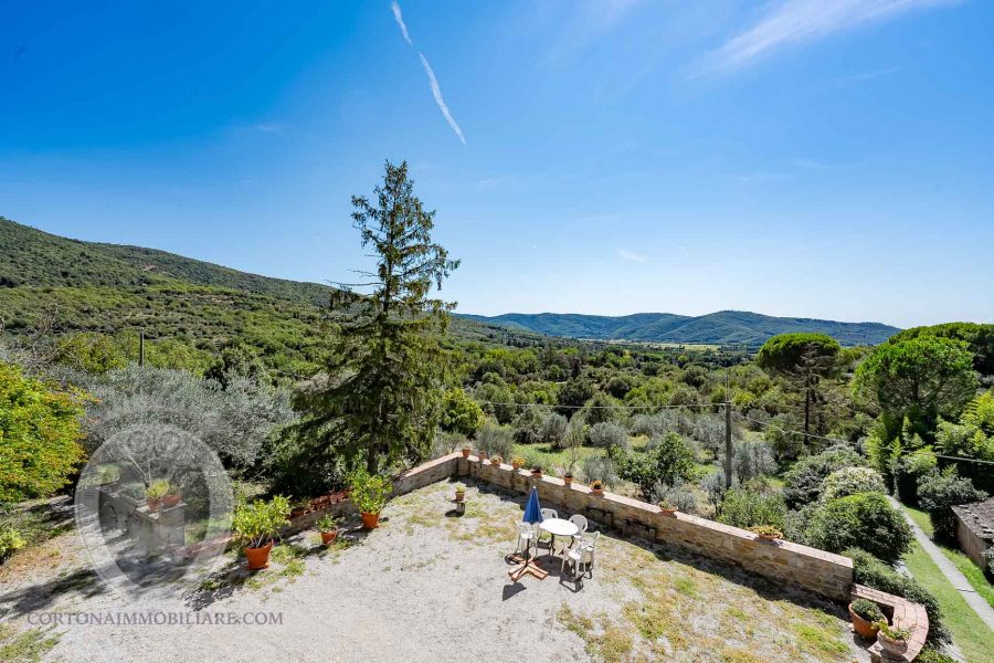 Villa con vista panoramica e terreno