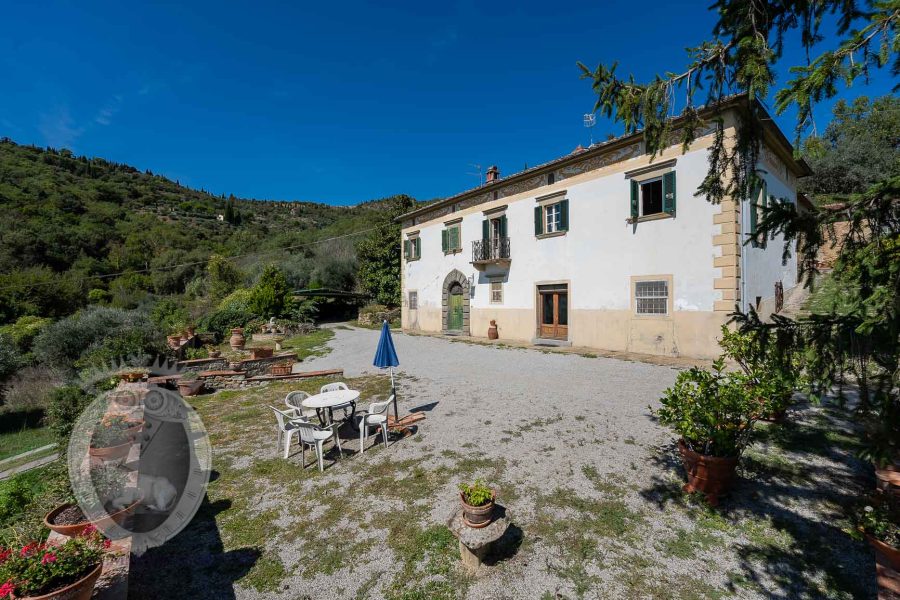 Villa con vista panoramica e terreno