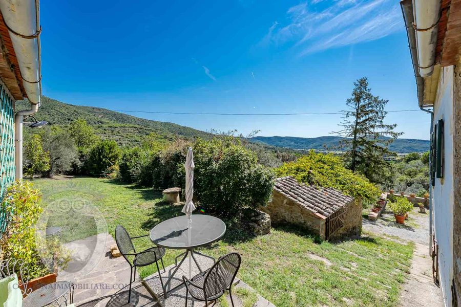 Villa con vista panoramica e terreno