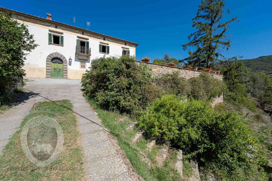 Villa con vista panoramica e terreno