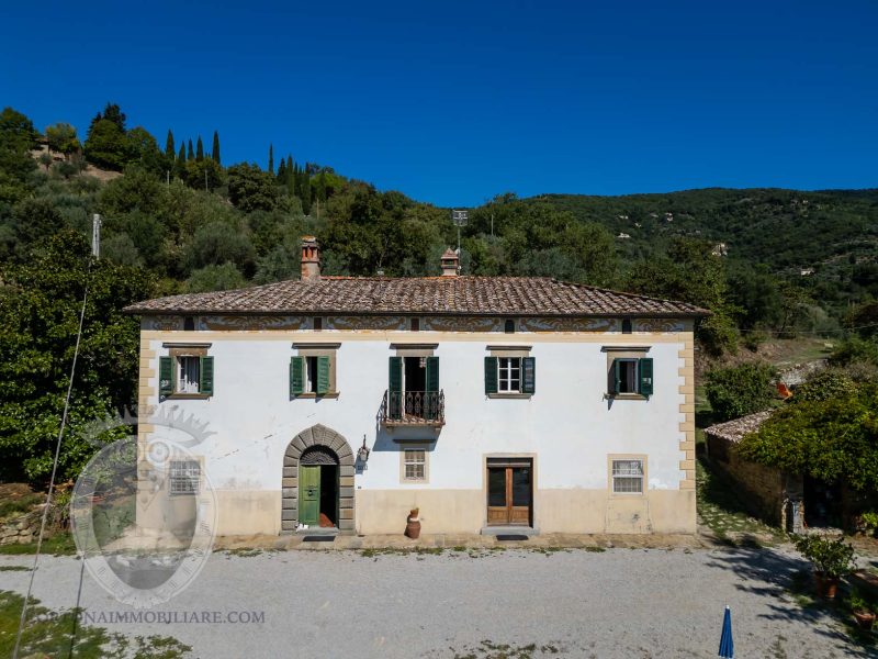 Villa con vista panoramica e terreno