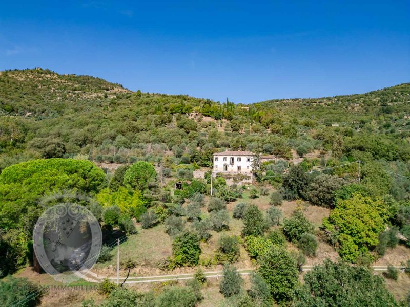 Villa con vista panoramica e terreno