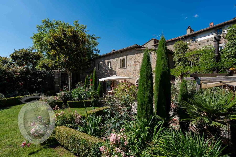 Farmhouse in the center with garden