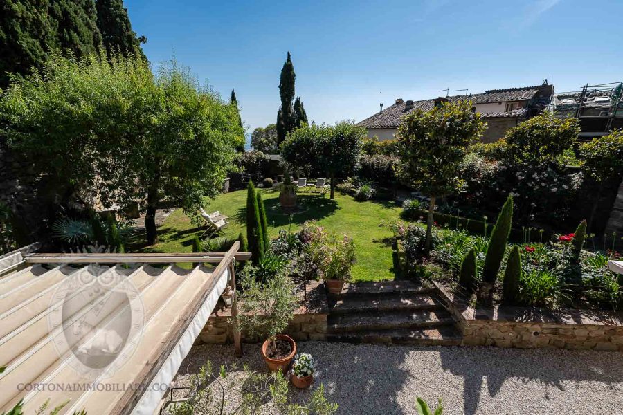 Casa colonica in centro con giardino