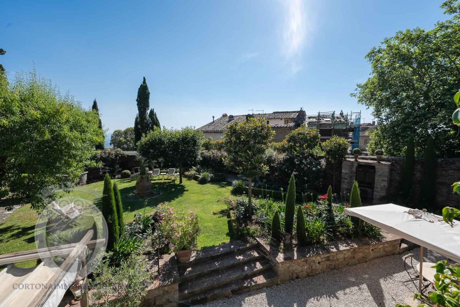 Farmhouse in the center with garden