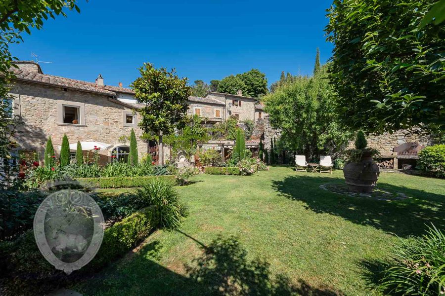 Farmhouse in the center with garden