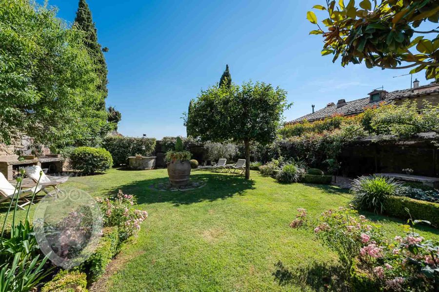 Casa colonica in centro con giardino