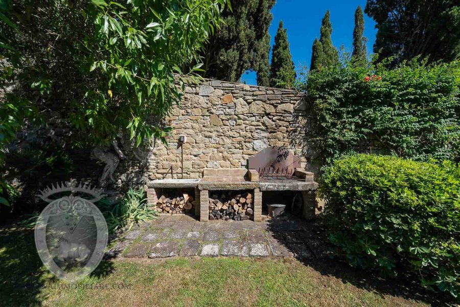 Casa colonica in centro con giardino