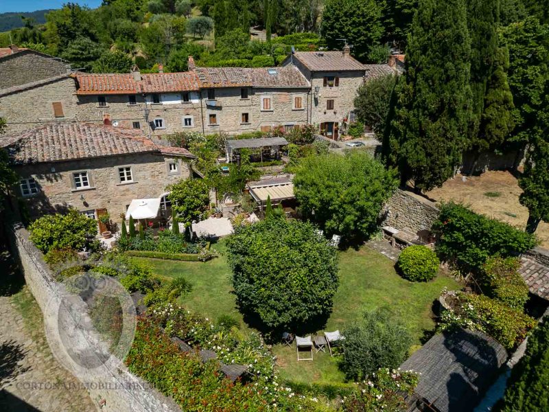 Casa colonica in centro con giardino