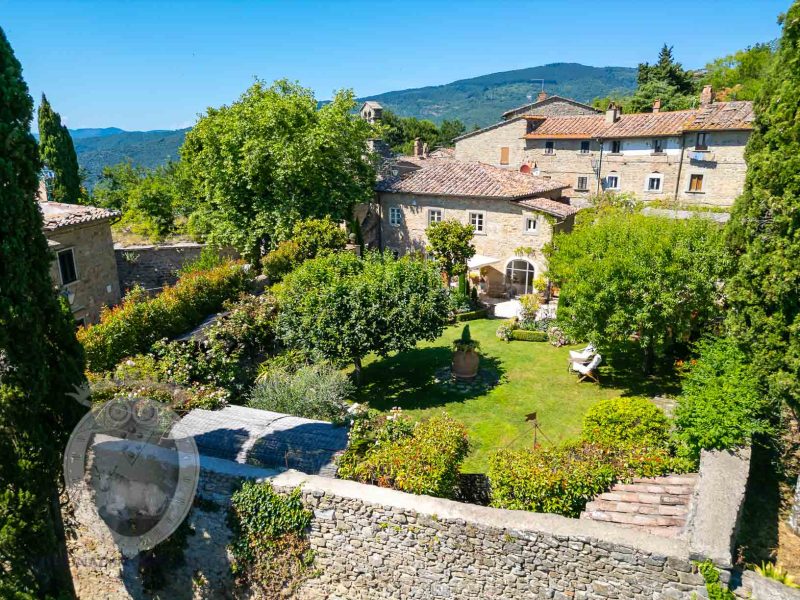 Farmhouse in the center with garden