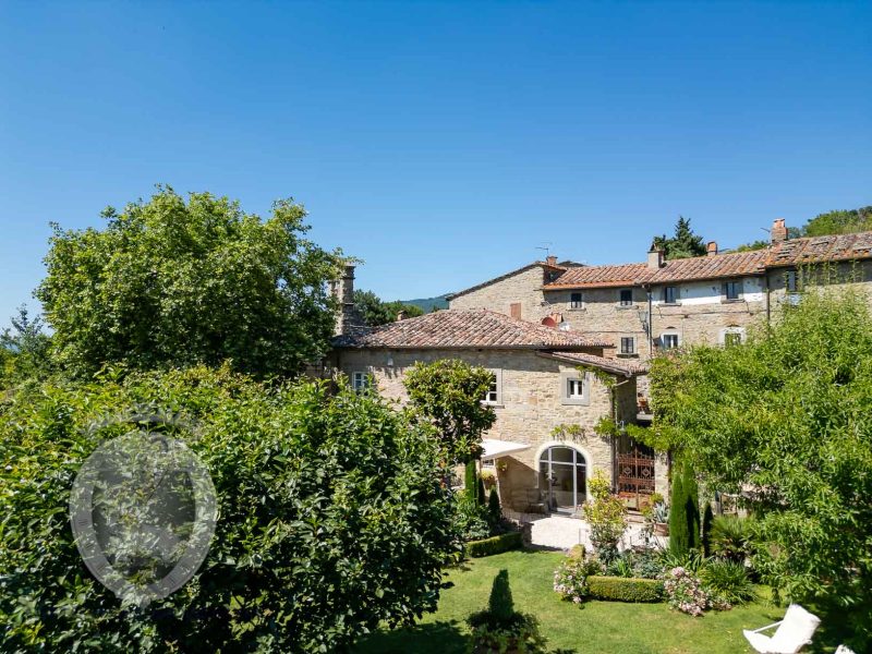 Farmhouse in the center with garden