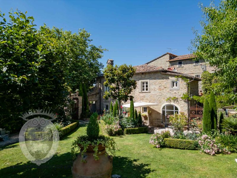 Casa colonica in centro con giardino