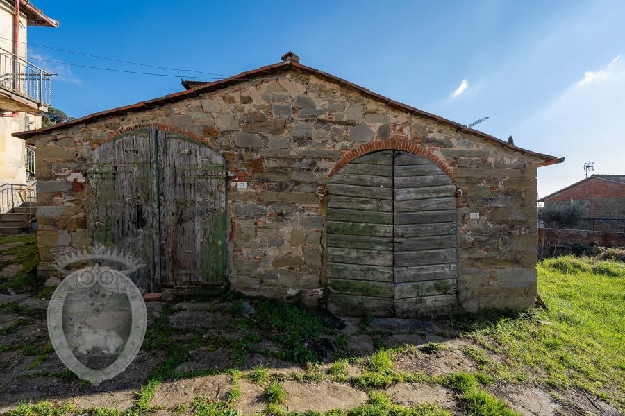 Casale con annessi e terreno