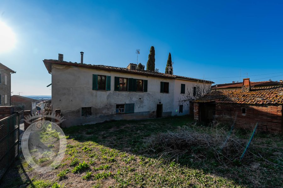 Casale con annessi e terreno